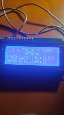 Podświetlany wyświetlacz LCD pokazujący datę i czas, w tym czas lokalny i UTC