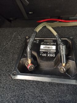 Jak poprawnie podłączyć wzmacniacz, kondensator i głośnik?