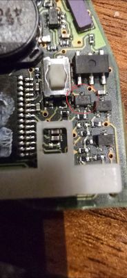 Zbliżenie na płytkę PCB z zaznaczonym tranzystorem SMD oznaczonym jako 45S.