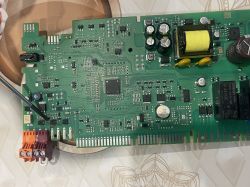 Zbliżenie na płytkę drukowaną z widocznymi elementami elektronicznymi i złączami.