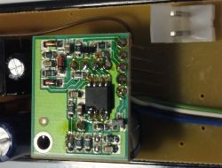 Zbliżenie płytki PCB z układem scalonym, elementami SMD i złączem po prawej stronie