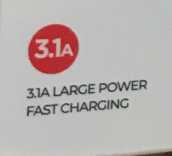 Napis 3.1A LARGE POWER FAST CHARGING na opakowaniu powerbanka.