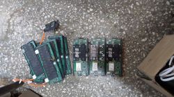 Moduły elektroniczne i panele sterujące leżące na podłodze z lastryka
