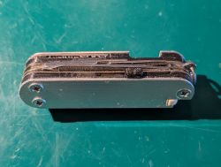 modyfikacja scyzoryka Victorinox 58 mm: latarka, pendrive