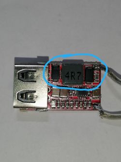 Przetwornica napięcia z 12 na 5v, czy ma filtr przeciwzakłóceniowy?