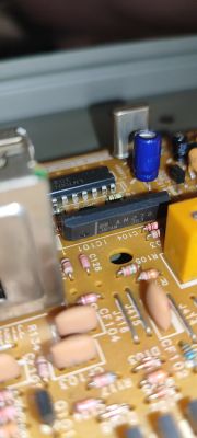 Zbliżenie na układ elektroniczny z widocznymi elementami elektronicznymi na płytce drukowanej.