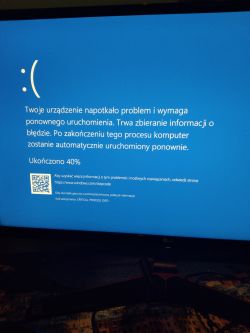 Blue screen z komunikatem błędu CRITICAL PROCESS DIED na ekranie komputera.