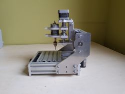 Minifrezarka CNC zbudowana z profili i blachy Alu 8 mm. Sterownik GRBL