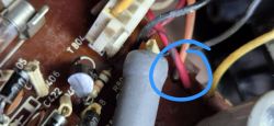Zbliżenie na przewody i podzespoły elektroniczne na płytce PCB z zaznaczeniem na niebiesko