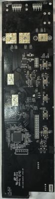 Zdjęcie płytki PCB ze ścieżkami i komponentami elektronicznymi.
