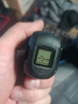 Ręka trzymająca kamerę Drift Ghost 4K z zaciętym ekranem z logo USB.