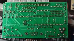 Spód zielonej płytki drukowanej PCB z widocznymi ścieżkami i punktami lutowniczymi.