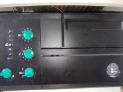 Panel sterowania starego pieca gazowego Vaillant z zielonymi pokrętłami.
