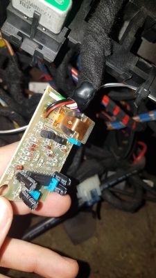 Schemat zabezpieczenia immobiliser w Audi 80: przekaźnik RA2-3082-15-1012 terkocze