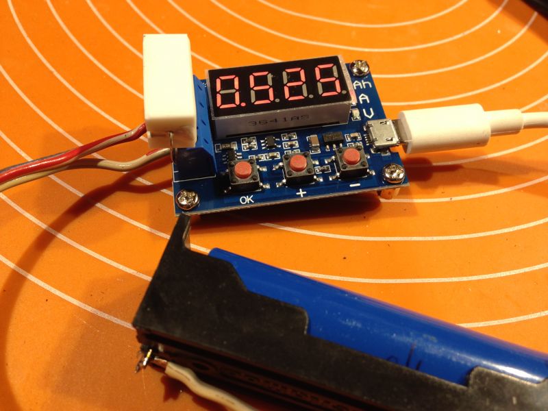 Prosty do bólu tester pojemności akumulatorów Li-Ion za 2 zł. Spostrzeżenia i sposób pomiaru.