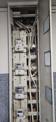 Szafka licznikowa z pięcioma licznikami energii i wolnym miejscem na górze z szyną montażową