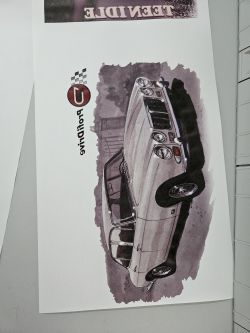 Ilustracja samochodu z rozmazanym nadrukiem.