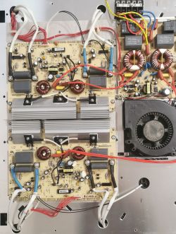Moduł zasilania palników z różnymi elementami elektronicznymi i przewodami.