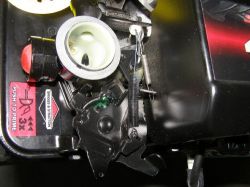 Wnętrze urządzenia mechanicznego z widocznymi elementami sprężynowymi i przyciskiem z naklejką.