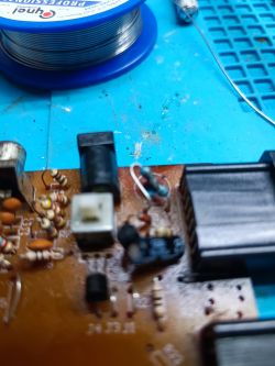 Zbliżenie na płytkę drukowaną z widocznym spalonym rezystorem.