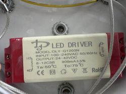 Zasilacz LED z etykietą z parametrami technicznymi