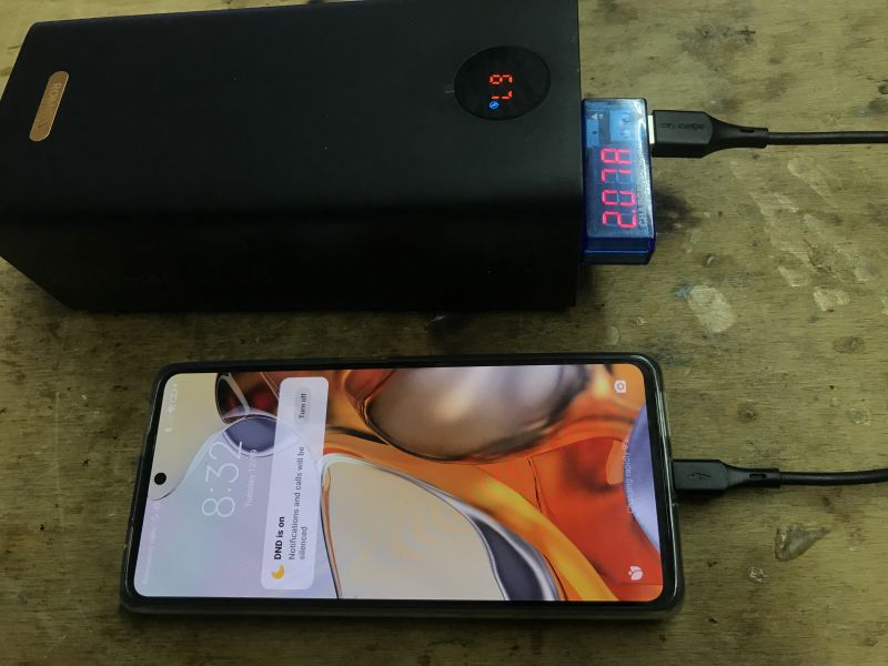 Powerbank ładuje smartfon Xiaomi przy pomocy kabla USB.