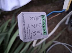 Sterownik WiFi do bramy przesuwnych z widocznymi połączeniami elektrycznymi.