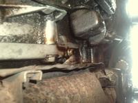 Jak usunąć wyciek oleju ze skrzyni biegów w moim aucie? Załączam zdjęcia.