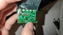 Jak zewrzeć sterownik lamp choinkowych LED, by uniknąć domyślnego migania?
