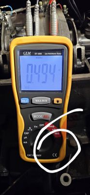 Miernik niskiej rezystancji pokazuje wynik 0,494 Ω.