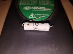 Jakie oznaczenia ma uszkodzony rezystor w falowniku Comander SK?