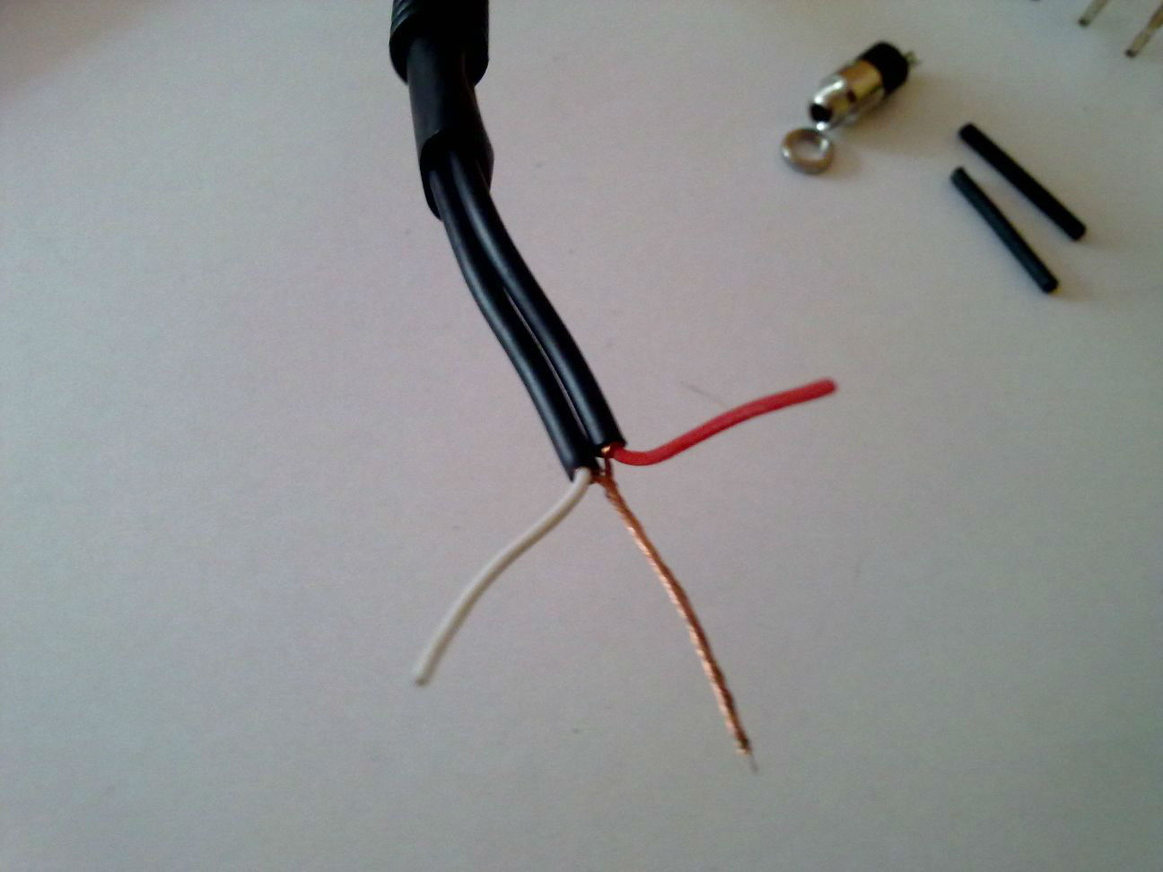 Podłączenie AUX w Blaupunkt ALICANTE CD32 - które styki użyć?