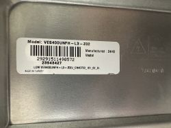 Biała etykieta na metalowej obudowie z modelem VES400UNFH-L3-Z02 i kodem kreskowym