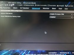 Ekran BIOS UEFI w trybie zaawansowanym pokazujący ustawienia fTPM z opcją Enable Firmware TPM.