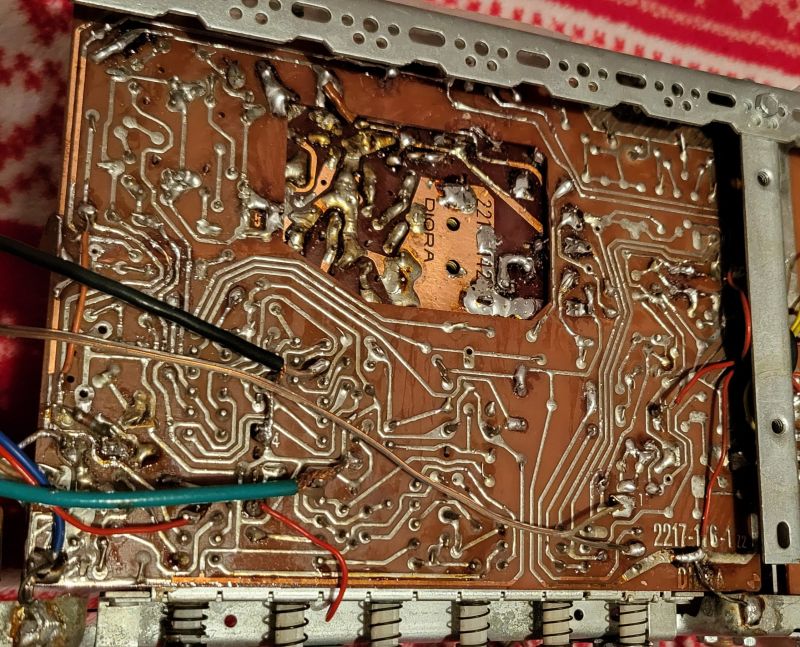 Widok dolnej strony płytki PCB z gęstą siatką ścieżek i punktów lutowniczych