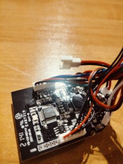 Płytka drukowana z wieloma przewodami i złączami.