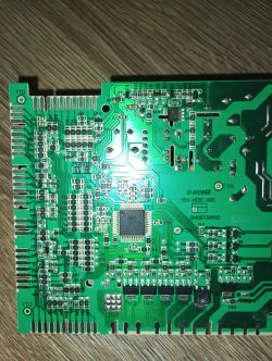 Płyta główna zmywarki marki Arcelik położona na drewnianej powierzchni, widoczne elementy elektroniczne.