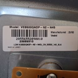 Etykieta panelu Vestel VES500QNDP‑N2‑N45 z kodem kreskowym Etykieta z kodem kreskowym na panelu TV: „Model: VES500QNDP‑N2‑N45”, Vestel