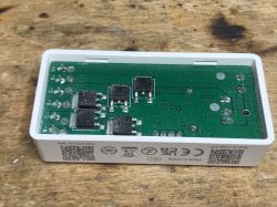 Miboxer FUT037W+ Interior with Visible Transistors Interior of the Miboxer FUT037W+ LED strip controller