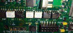 Zbliżenie na płytkę drukowaną interfejsu diagnostycznego Lexia z widocznymi układami scalonymi i elementami elektronicznymi.
