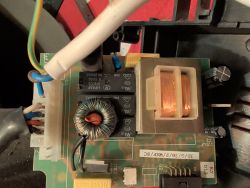 Płytka sterująca zasilaniem okapu Amica model 3D/G/3B/P/WNF/SC Płytka zasilająca okapu Amica z elementami elektronicznymi widoczna z góry