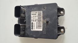 Moduł elektroniczny Iveco z dwoma złączami, numer części 05802915788, widoczny z góry na jasnym tle.