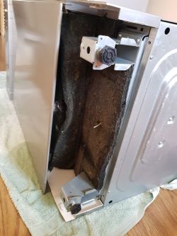 Whirlpool ADP 550 IX - Wylewa wodę spod drzwi Whirlpool ADP 550 IX - Wylewa wodę spod drzwi