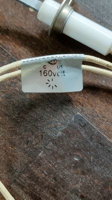 Zbliżenie na etykietę grzałki z oznaczeniem 160 volt