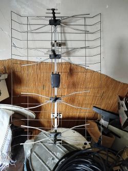 Antena siatkowa z wzmacniaczem na tle ściany.