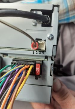 Brak przewodu do wzbudzenia kamery cofania w Kenwood DNX4230BT - opis chinch R-Cam