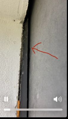 Zbliżenie na bramę segmentową z widoczną szczeliną i czerwoną strzałką wskazującą przesunięcie.