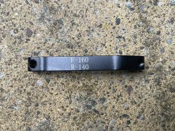 Adapter rowerowy na szorstkiej powierzchni, oznaczony jako F-160 R-140.