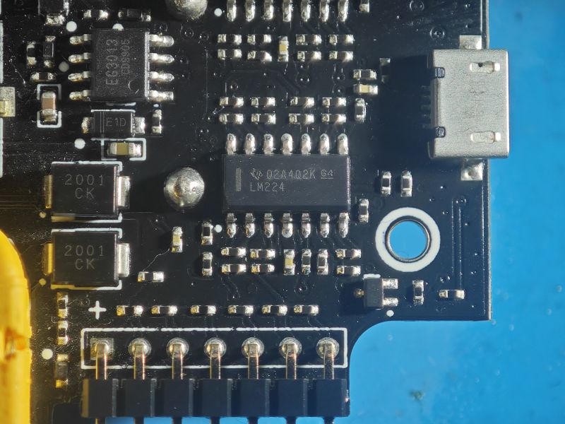 Makrofotografia płytki PCB z układami scalonymi, elementami SMD i portem USB-C po prawej