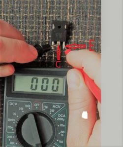 Bieżnia wyzwala bezpiecznik przy uruchomieniu.